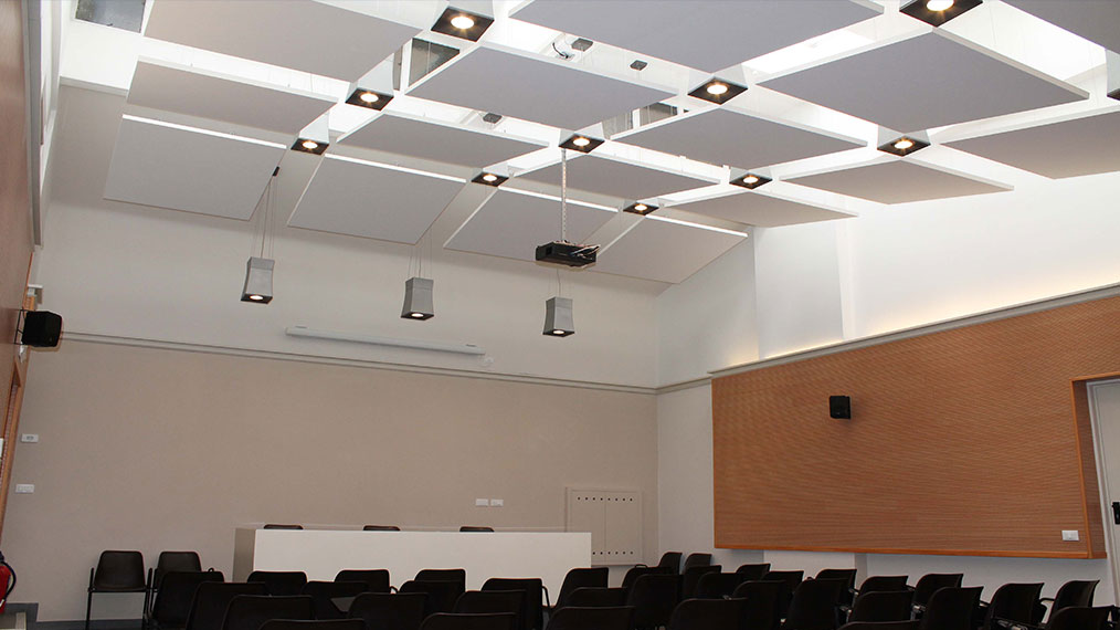 konferans salonu akustik ses yalıtımı tavan kaplama